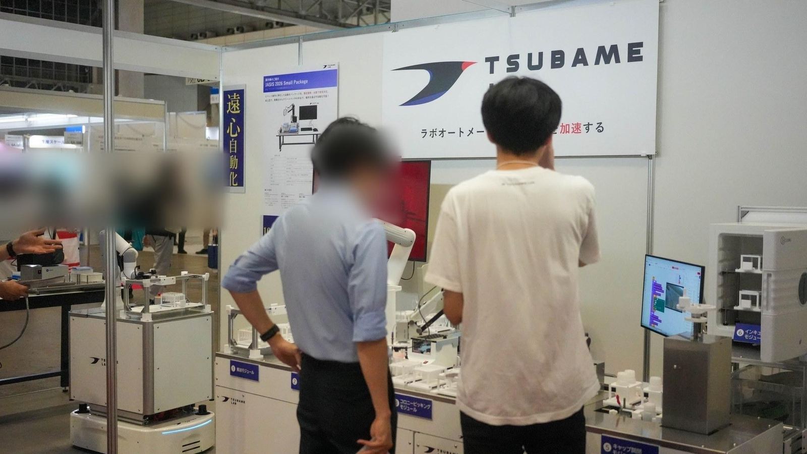 ブースで実機をご覧いただく様子。研究者・技術者の皆さまと直接対話しました。